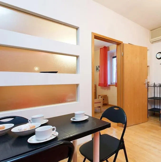 Simple & Easy Split Center Apartment