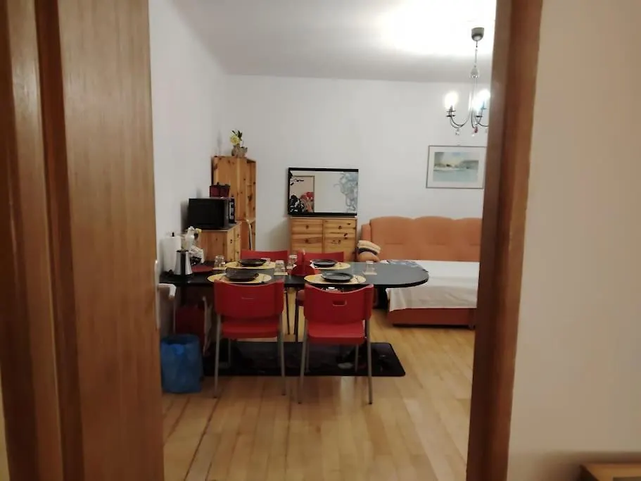Simple & Easy Split Center Apartment