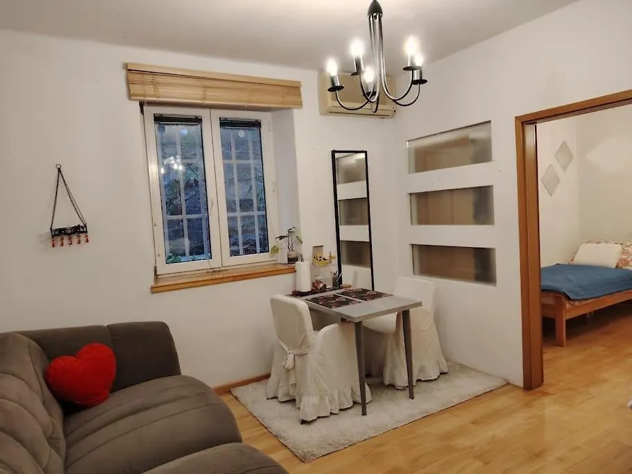 Simple & Easy Split Center Apartment