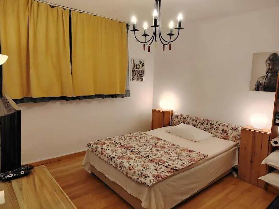 Simple & Easy Split Center Apartment