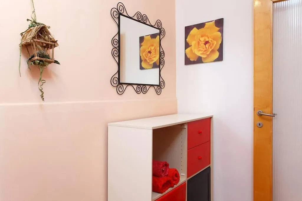 Simple & Easy Split Center Apartment