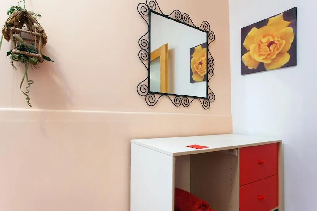 Simple & Easy Split Center Apartment