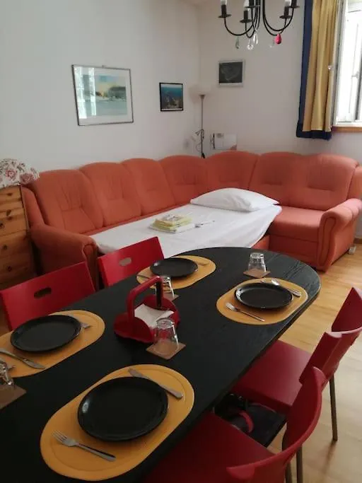 Simple & Easy Split Center Apartment