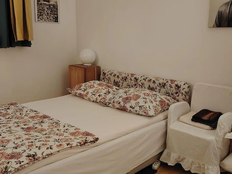 Simple & Easy Split Center Apartment