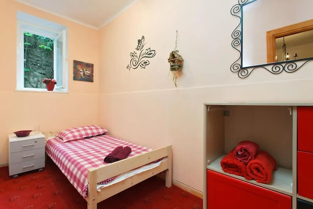 Simple & Easy Split Center Apartment