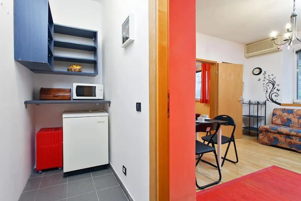 Simple & Easy Split Center Apartment