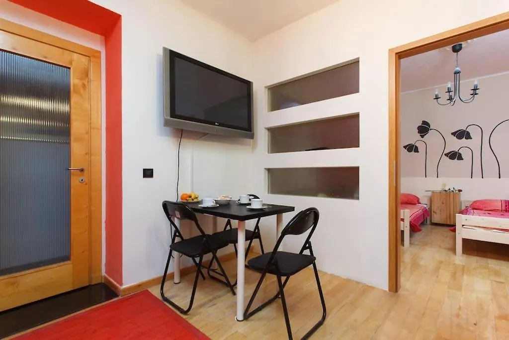 Simple & Easy Split Center Apartment